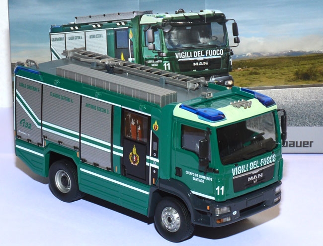 MAN TGM 13.290 Rosenbauer AT Löschfahrzeug Feuerwehr Santiago Chile 1:43