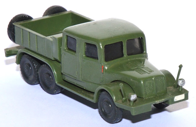 Tatra T 141 Schwerlastzugmaschine 6x6 Militär grün