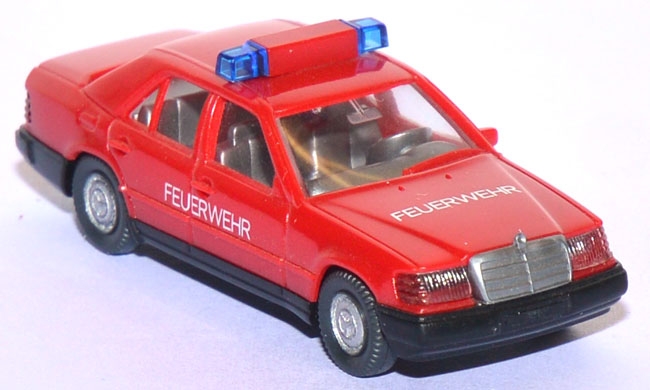 Mercedes-​​Benz E 230 Feuerwehr rot