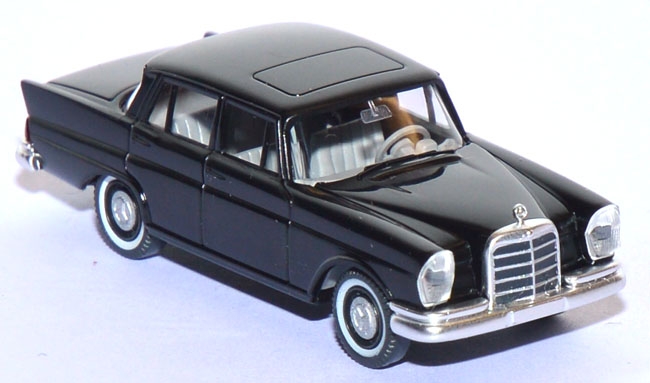 Mercedes-​​​​​Benz 220 S schwarz