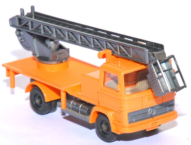 Mercedes-​​​Benz LP 1317 Hebebühnenwagen hellorangegelb