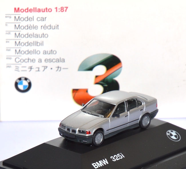 BMW 325i (E36) Limousine silbermetallic