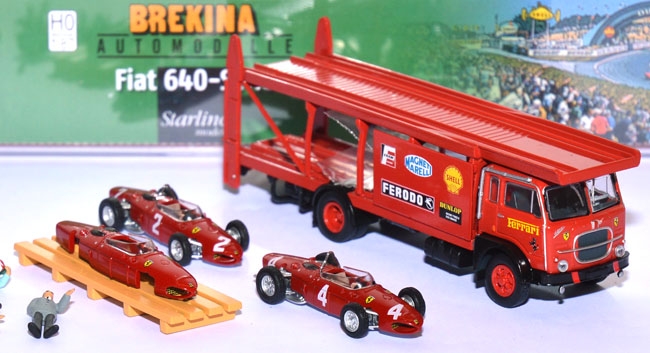 Fiat 640-​Serie Ferrari Renntransporter mit 2 Rennwagen