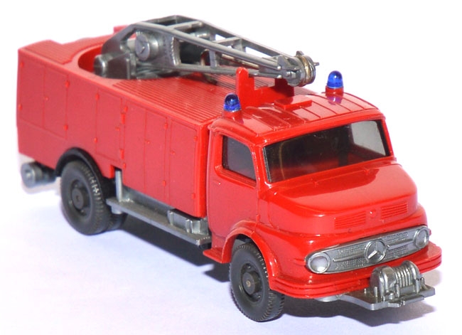 Mercedes-​​Benz L 1413 Rüstwagen mit Kran Feuerwehr rot