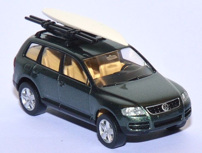 VW Touareg mit Surfbrett schilfgrün