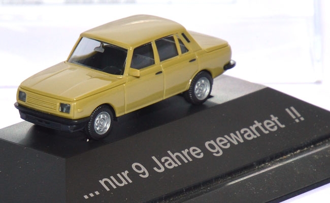 Wartburg 353 Limousine olivgrün - ... nur 9 Jahre gewartet !!