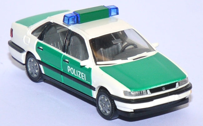 VW Passat 4 Limousine Polizei minzgrün