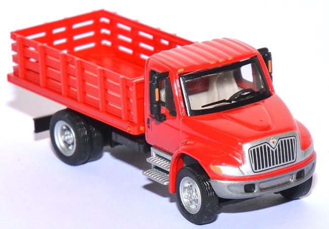 International 4200 Flachpritschen-​LKW mit Gitteraufbau