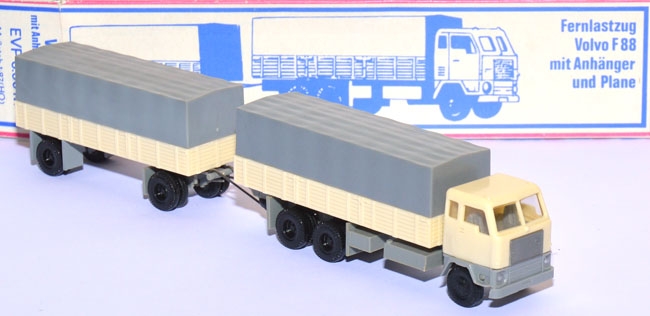 Volvo F 88 Fernlastzug mit Anhänger creme