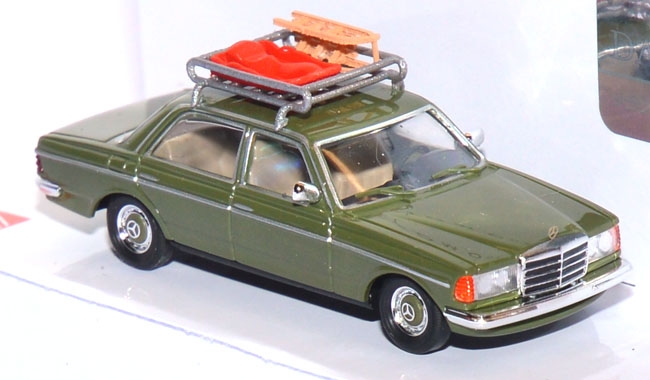 Mercedes-Benz W123 mit Schlitten und Bob 46865