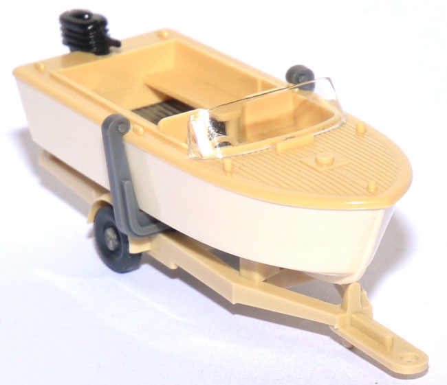 Motorboot auf Anhänger hellbeige