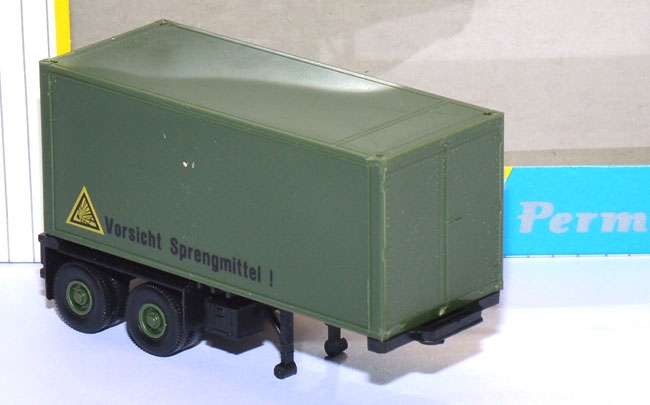 Sattelauflieger mit Container 20 ft Sprengmittel Militär