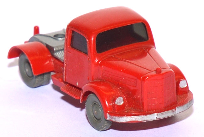 Mercedes-​​​Benz 3500 Solozugmaschine rot