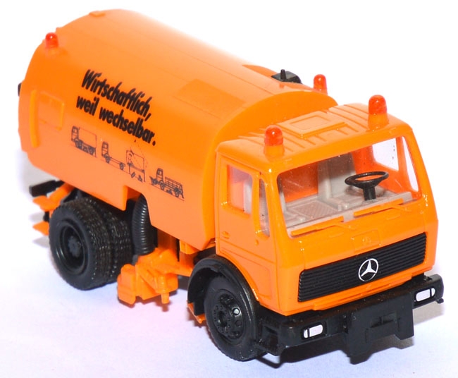 Mercedes-​Benz NG Straßenkehrwagen Schörling orange