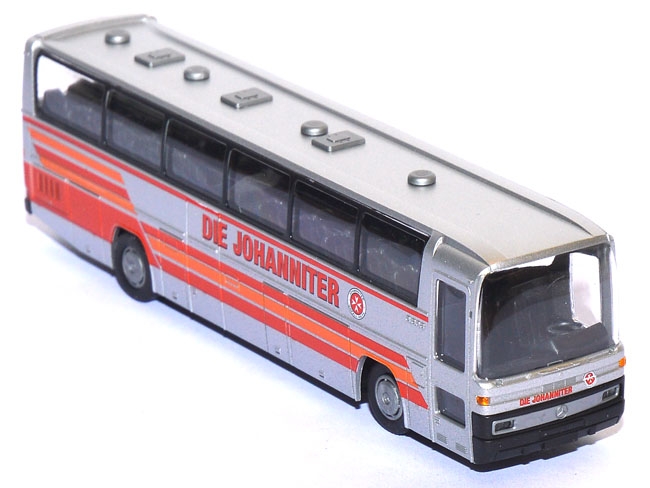 Mercedes-​Benz O 303 Reisebus Die Johanniter silber