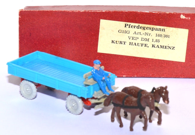 Pferdegespann mit landwirtschaftlichen Anhänger verkehrsblau