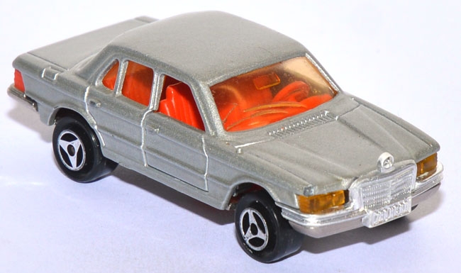 Mercedes-Benz 450 SE silber