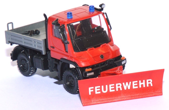 Mercedes-​​​Benz Unimog U 400 Schneepflug Feuerwehr rot