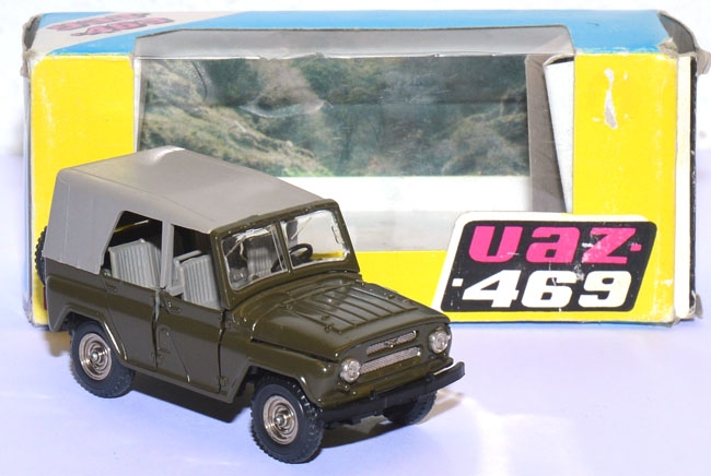 UAZ 469 4x4 Geländewagen Militär grün