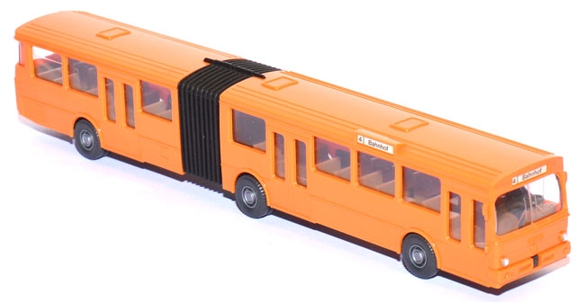 Mercedes-​Benz O 305 Schubgelenkbus 4 Bahnhof rotorange