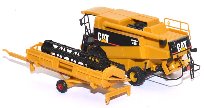 Mähdrescher CAT Lexion 480 mit Transportwagen gelborange