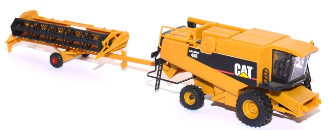 Mähdrescher CAT Lexion 480 mit Transportwagen gelborange