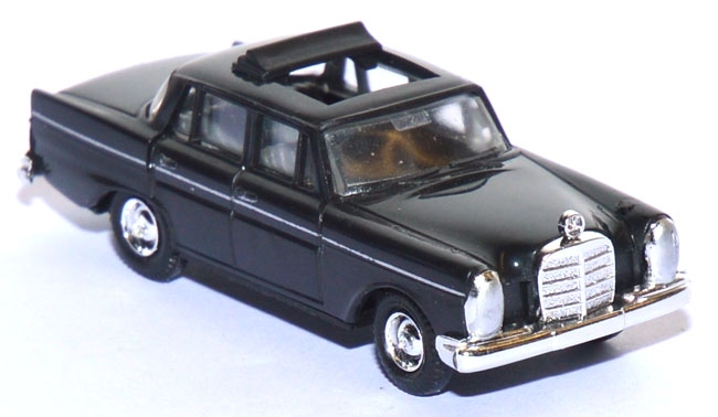 Mercedes-​Benz 220 SE schwarz