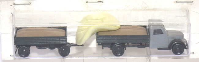 Garant K 30 Pritschenlastzug mit Ladung Sand grau