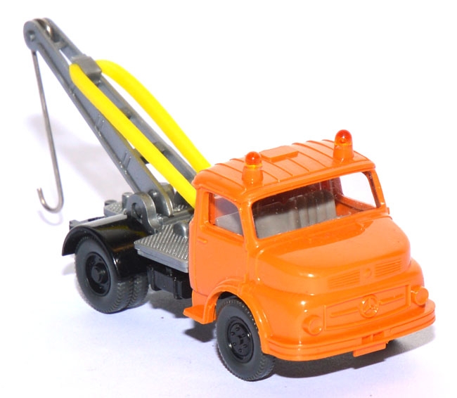 Mercedes-​​​​Benz L 1413 Abschleppwagen gelborange