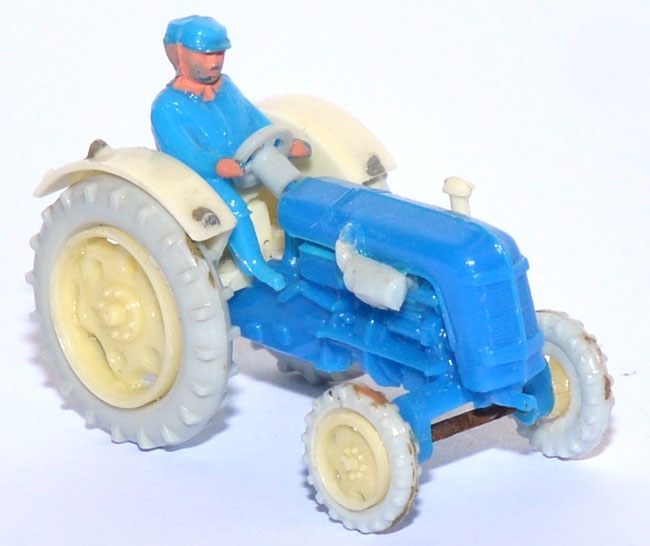 Traktor Famulus RS 32 mit Fahrer blau