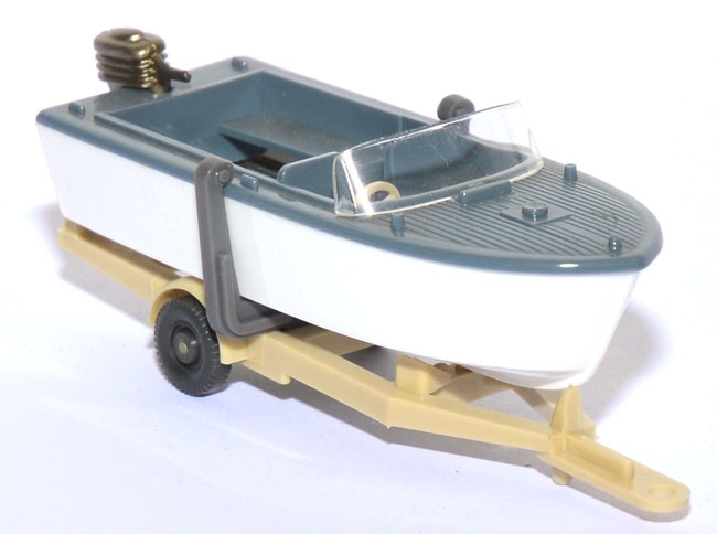 Motorboot auf Anhänger graublau