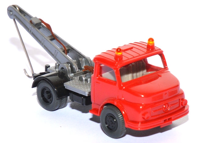 Mercedes-​​​​​​Benz L 1413 Abschleppwagen rot