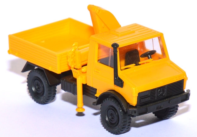 Mercedes-​​Benz Unimog U 1300 L mit HIAB-​Ladekran gelb