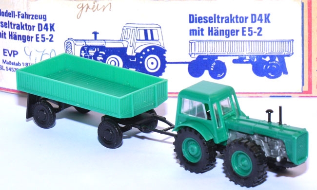 Dieseltraktor D4K mit Anhänger E 5-2 grün