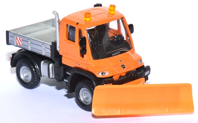 Mercedes-​Benz Unimog U 300 Winterdienst Schneepflug orange