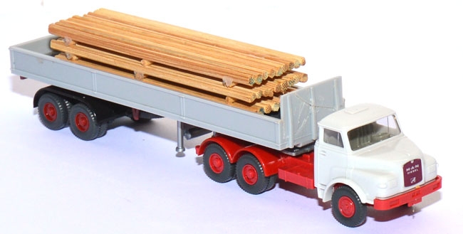 MAN 26.281 Pritschsattelzug mit Holzladung