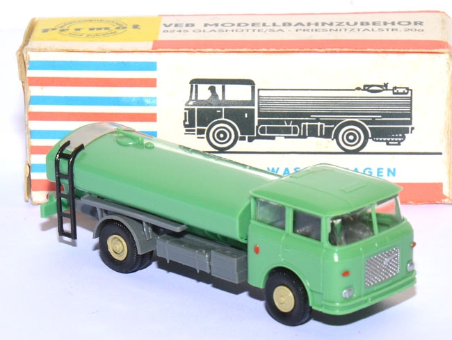 Skoda S 706 RTH-​AKV Sprengwagen Wasserwagen grün