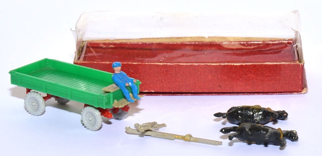 Pferdegespann mit landwirtschaftlichen Anhänger grün