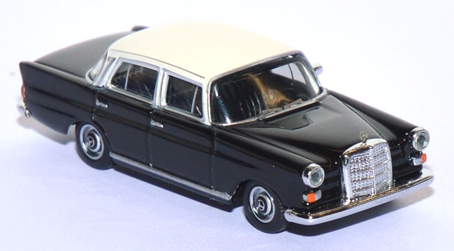 Mercedes-Benz 200 Heckflosse schwarz