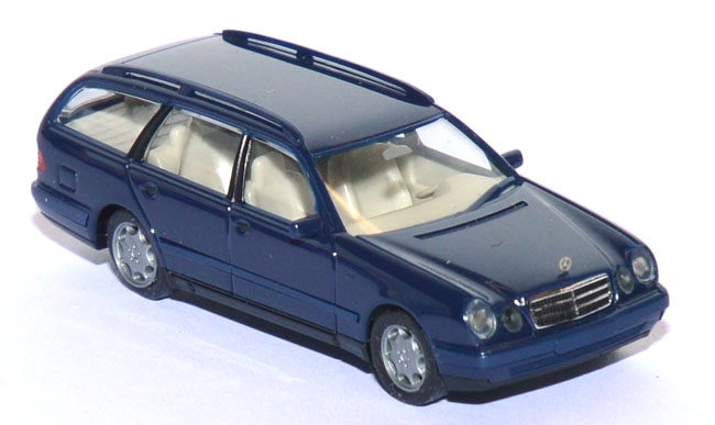 Mercedes-​Benz E 320 T dunkelblau