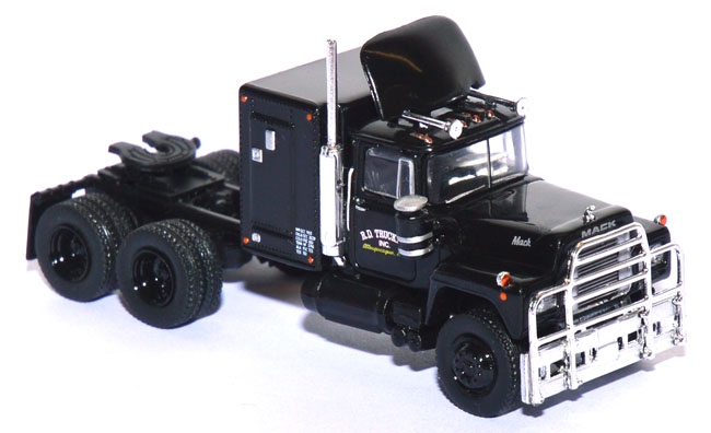 Mack RS 700 Solozugmaschine Rubber Duck