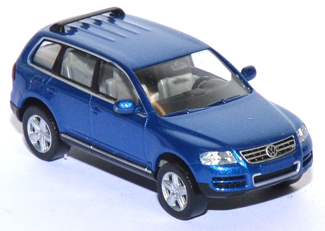 VW Touareg mit Dachspoiler ravennabluemetallic
