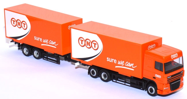 DAF XF 105 Volumenkoffer-Lastzug TNT